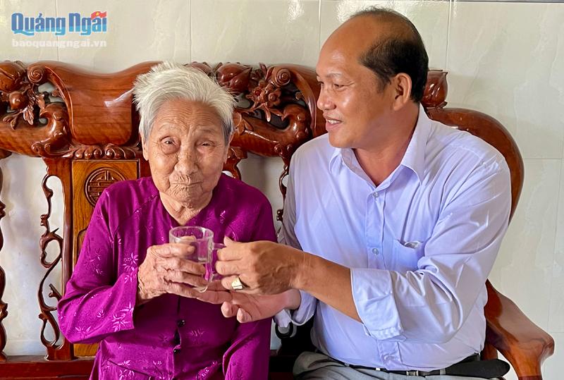 Cán bộ địa phương thường xuyên thăm hỏi Mẹ Việt Nam Anh hùng Ngô Thị Lùng, ở xã Đức Hòa (Mộ Đức).                                  Ảnh: T.Nhị