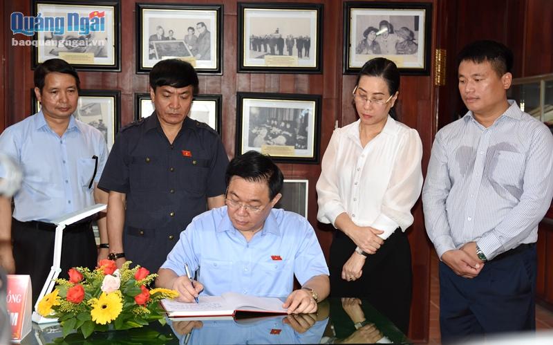 Chủ tịch Quốc hội Vương Đình Huệ ghi sổ lưu niệm tri ân công lao to lớn của Thủ tướng Phạm Văn Đồng.