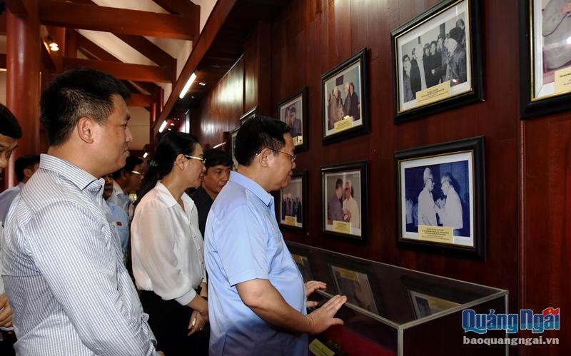 Chủ tịch Quốc hội Vương Đình Huệ cùng các thành viên trong Đoàn công tác tham quan các gian trưng bày kỷ vật của Thủ tướng Phạm Văn Đồng.