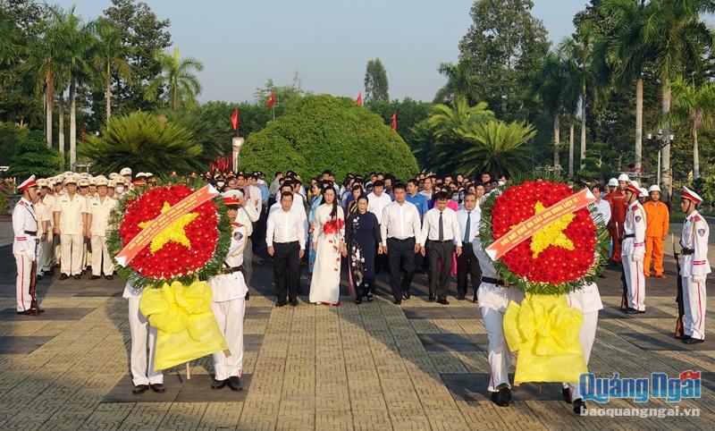 Các đồng chí lãnh đạo tỉnh dâng hoa lên đài tưởng niệm.