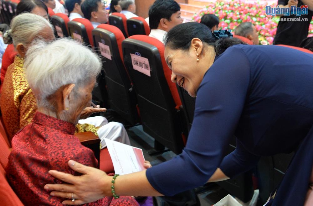 Phó Bí thư Tỉnh ủy Đinh Thị Hồng Minh tặng quà cho Mẹ VNAH.