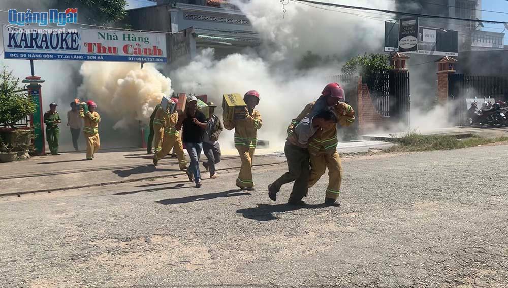 Công an, dân phòng thị trấn Di Lăng tham gia cứu tài sản, chữa cháy Lực lượng Cảnh sát PCCC và CNCH - Công an tỉnh tham gia cứu người, chữa cháy