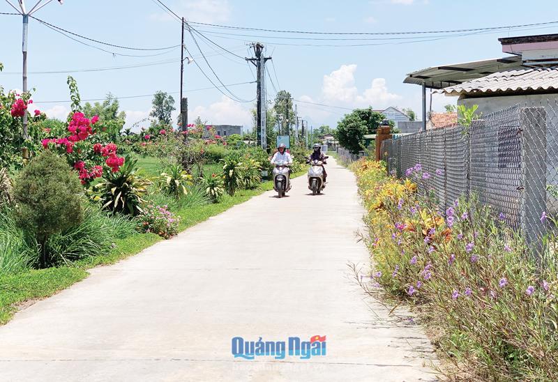 Nhiều tuyến đường ở thôn Thạnh Thiện, xã Bình Thanh (Bình Sơn), được bê tông sạch đẹp từ nguồn kinh phí đóng góp của người dân.