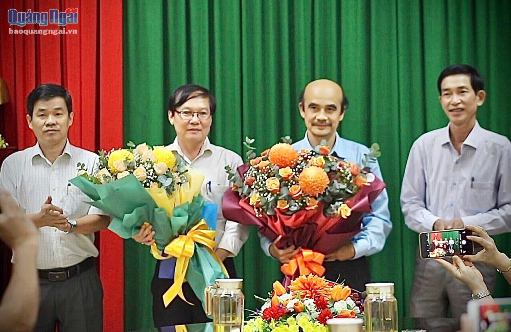Tặng hoa cho Tiến sĩ, bác sĩ Huỳnh Giới (thứ 2 từ trái sang) và bác sĩ Lê Văn Thiều (thứ hai từ phải sang) tại lễ trao quyết định.