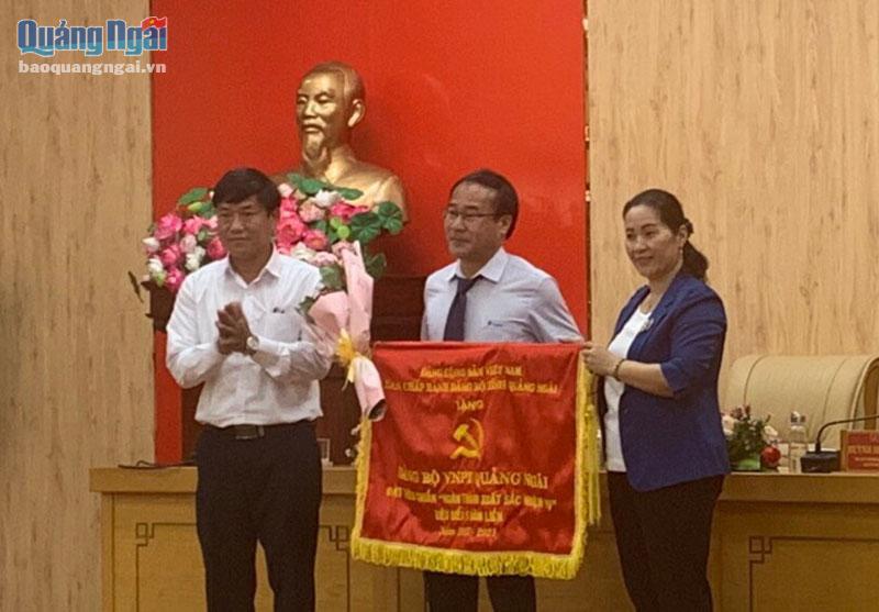 Phó Bí thư Tỉnh ủy Đinh Thị Hồng Minh trao cờ cho đại điện Đảng bộ  VNPT Quảng Ngãi