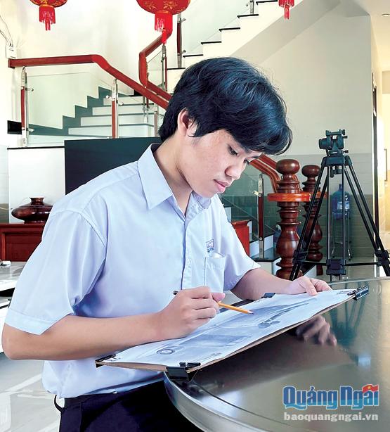 Với đam mê vẽ, em Đặng Quang Khôi sẽ theo đuổi ước mơ trở thành kiến trúc sư.     Ảnh: KN 