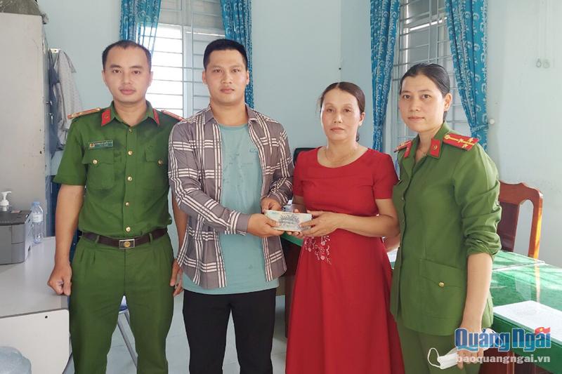 Công an xã Phổ Thuận (TX.Đức Phổ) và anh Nguyễn Đình Nhiệm trao lại tài sản cho chị Lê Thị Tuyết Chung.
