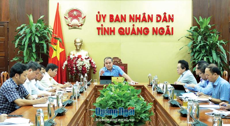 Phó Chủ tịch Thường trực UBND tỉnh Trần Hoàng Tuấn chủ trì cuộc họp.                           Ảnh: LAM UYÊN