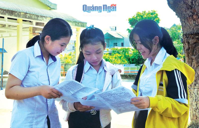 Thí sinh dự thi tuyển sinh vào lớp 10 năm học 2022 - 2023 tại điểm thi Trường THPT Nguyễn Công Phương (Nghĩa Hành).  Ảnh: Hiền Thu