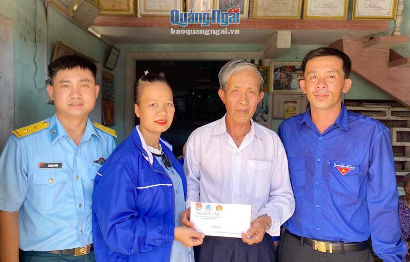 Chị Nguyễn Thị Tường Vy cùng với đoàn viên, thanh niên ở địa phương thăm, tặng quà thương binh Nguyễn Chơn, ở thôn Tú Sơn 2, xã Đức Lân (Mộ Đức).