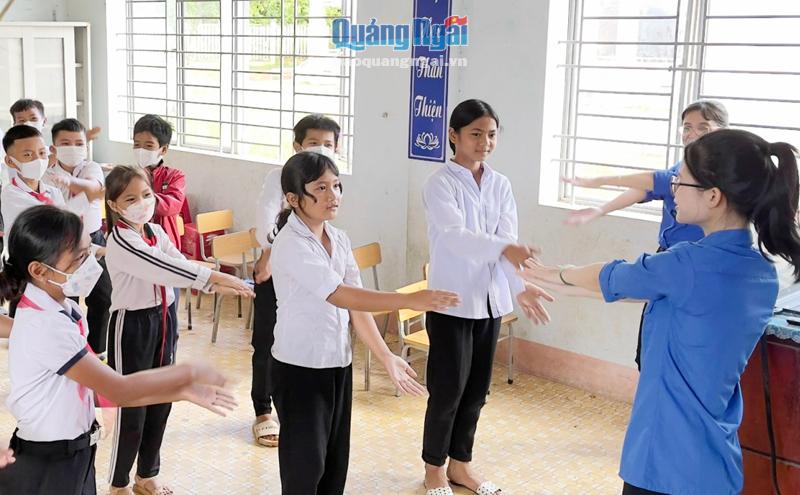 Sinh viên Trường Đại học Phạm Văn Đồng dạy tiếng Anh kết hợp cùng trò chơi cho thiếu nhi xã Ba Vinh (Ba Tơ).  Sinh viên Trường Đại học Tài chín