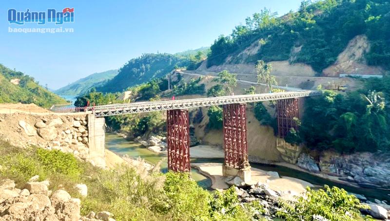 Cầu bắc qua sông Toong sẽ không còn khi thủy điện Trà Phong (Trà Bồng) tích nước, phát điện vào tháng 8/2022.