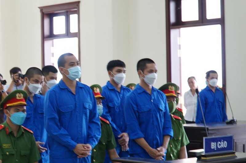 Bị cáo Tô Nhựt Khanh (bên phải), Trần Trung Thành (bên trái) bị xử phạt mức án tử hình.