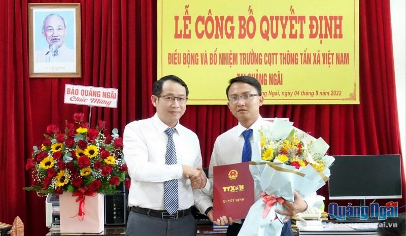 Giám đốc Cơ quan TTXVN khu vực miền Trung Nguyễn Việt Dũng trao Quyết định và tặng hoa chúc mừng ông Phạm Văn Cường.