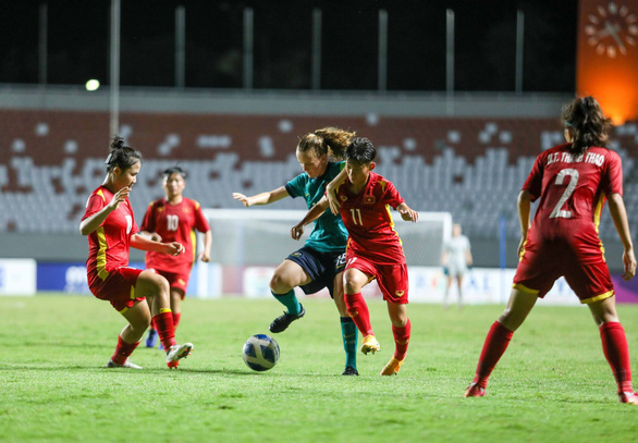 Tuyển U18 nữ Việt Nam (áo đỏ) không thể gây bất ngờ trước Úc tại trận chung kết Giải U18 nữ Đông Nam Á 2022 - Ảnh: AFF