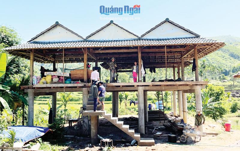 Ngôi nhà sàn kiểu mới của đồng bào Ca Dong đang được xây dựng tại làng Ra Manh, xã Sơn Long (Sơn Tây). Ảnh: T. N