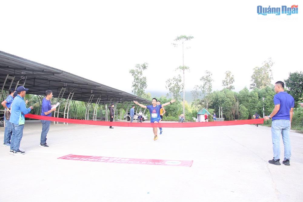 VĐV Nguyễn Đình Chiến (CLB Marathon BSR) là người về đích đầu tiên