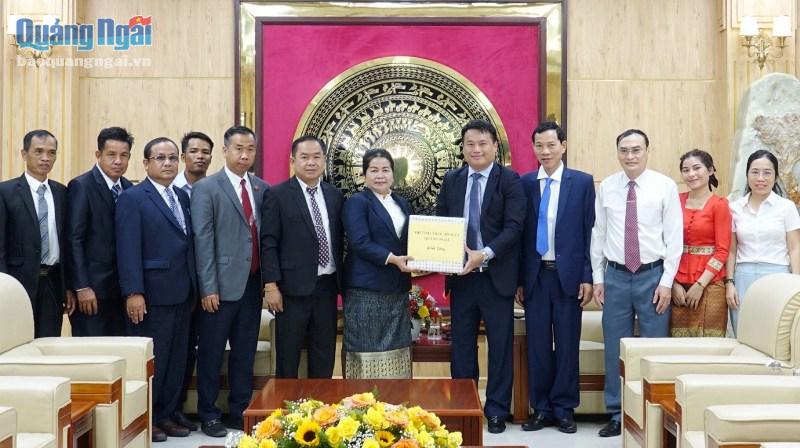 Lãnh đạo tỉnh Quảng Ngãi tặng quà lưu niệm cho Đoàn công tác Ủy ban Mặt trận Lào xây dựng đất nước tỉnh Chămpasak.