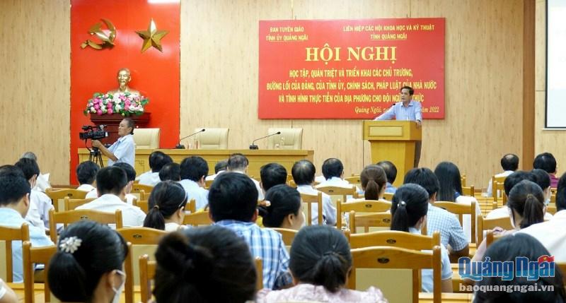 Phó Trưởng Ban Thường trực ban Tuyên giáo Tỉnh ủy Nguyễn Văn Dũng quán triệt tại hội nghị.