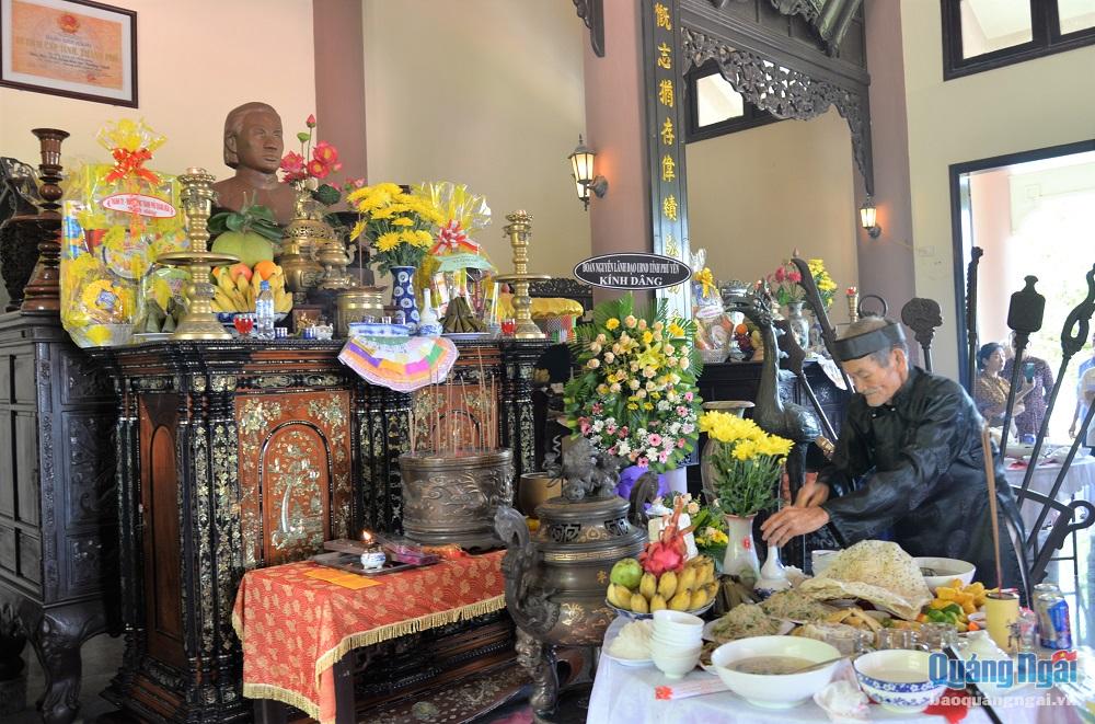 Chuẩn bị mâm lễ giỗ trước tượng thờ Anh hùng dân tộc Trương Định.