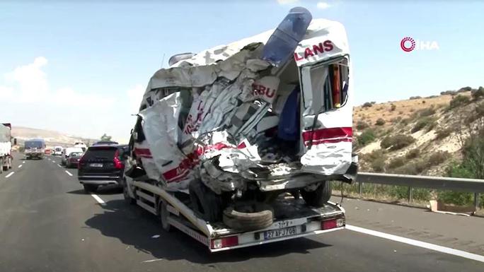Một chiếc xe cấp cứu vỡ nát khi vụ tai nạn thứ 2 xảy ra - Ảnh: IHA/REUTERS