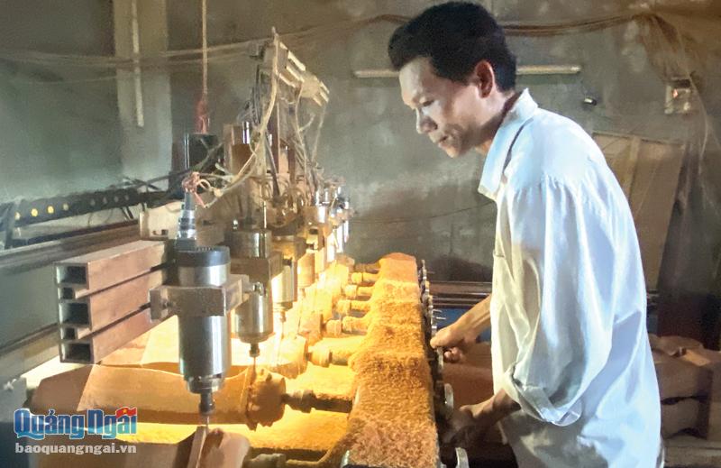 Anh Đỗ Thanh Quốc Huy, ở xã Nghĩa Hiệp (Tư Nghĩa), sử dụng máy móc trong chạm khắc gỗ. 