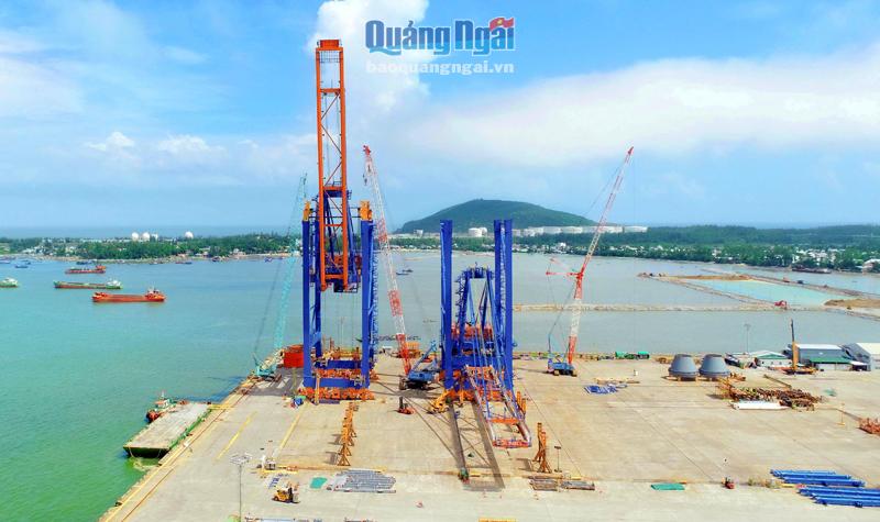 Với lợi thế cảng biển nước sâu Dung Quất, Khu Kinh tế Dung Quất đã và đang là điểm đến hấp dẫn đối với các nhà đầu tư trong và ngoài nước.      ẢNH: DS