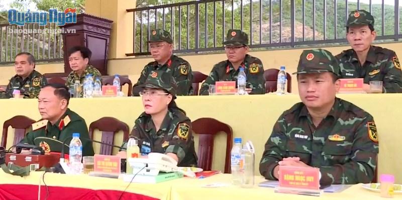 Lãnh đạo Quân khu 5 và tỉnh Quảng Ngãi theo dõi buổi diễn tập.