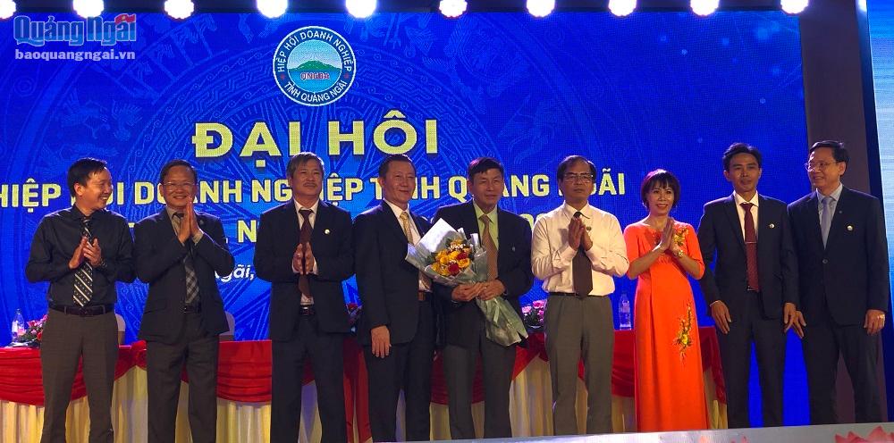 Đoàn chủ tịch Hiệp hội doanh nghiệp tỉnh khoá III, nhiệm kỳ 2022-2026 ra mắt đại hội.