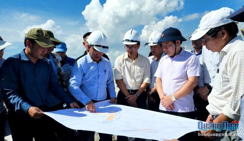 Chủ tịch UBND tỉnh Đặng Văn Minh kiểm tra tiến độ thi công các dự án kè, đường ven biển