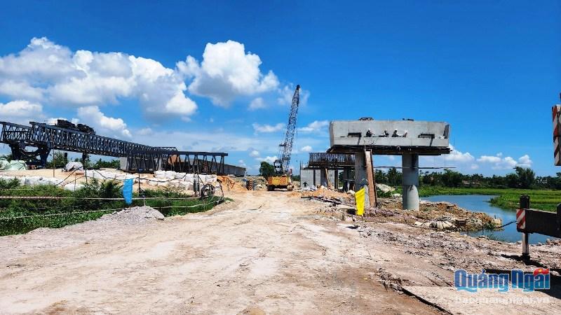 Nhà thầu thi công triển khai thi công công trình cầu trên đường ven biển Dung Quất – Sa Huỳnh, giai đoạn II a, thành phần 1, đoạn qua huyện Mộ Đức.
