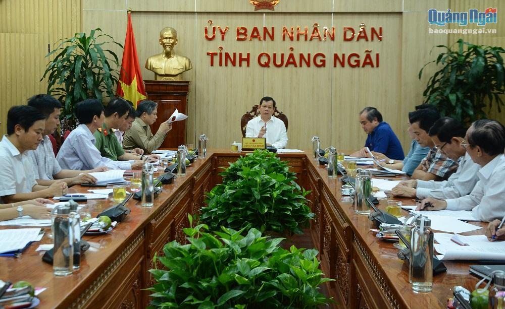 Chủ tịch UBND tỉnh Đặng Văn Minh chủ trì cuộc họp.