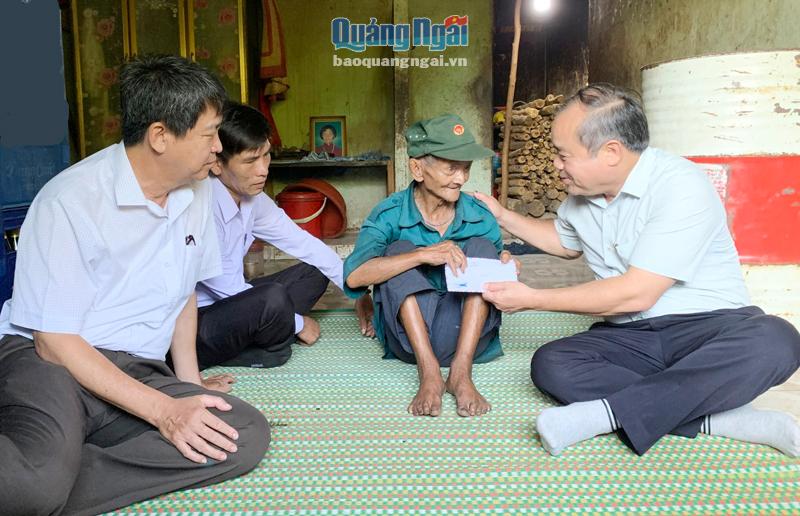 Phó Chủ tịch Thường trực UBND tỉnh Trần Hoàng Tuấn thăm, tặng quà gia đình chính sách ở huyện Trà Bồng. Ảnh: Mai Hạ
