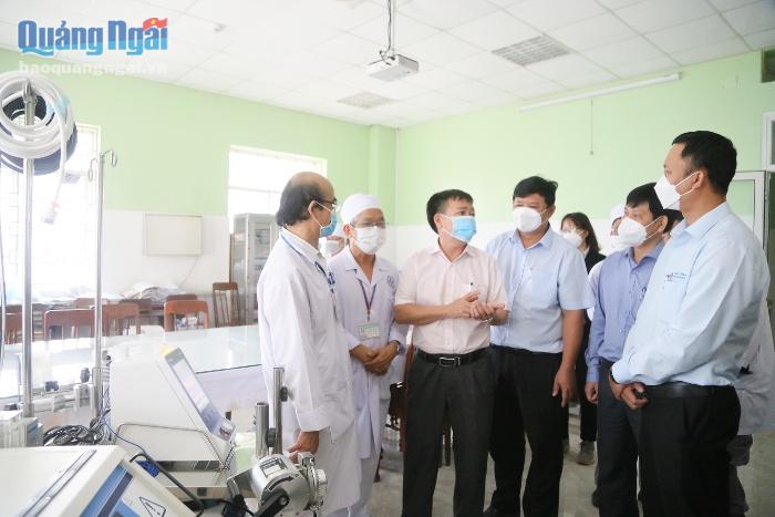 Phó Chủ tịch Thường trực HĐND tỉnh Nguyễn Cao Phúc cùng các đại biểu tham quan hệ thống máy ECMO tại Khoa Hồi sức tích cực - Chống độc.