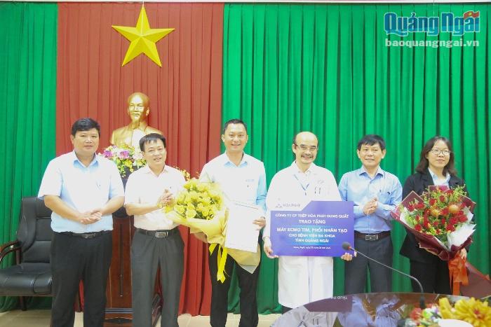 Lãnh đạo tỉnh trao thư cảm ơn và hoa cho đại diện Công ty CP Thép Hòa Phát Dung Quất.