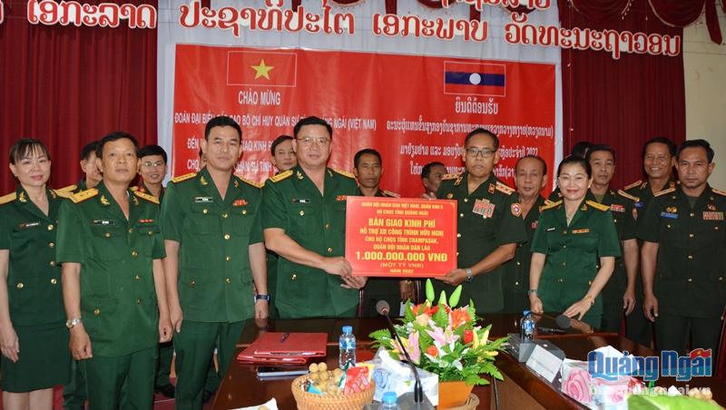 Bộ CHQS tỉnh hỗ trợ tiền xây dựng công trình hữu nghị cho Bộ CHQS tỉnh Champasak (Lào)