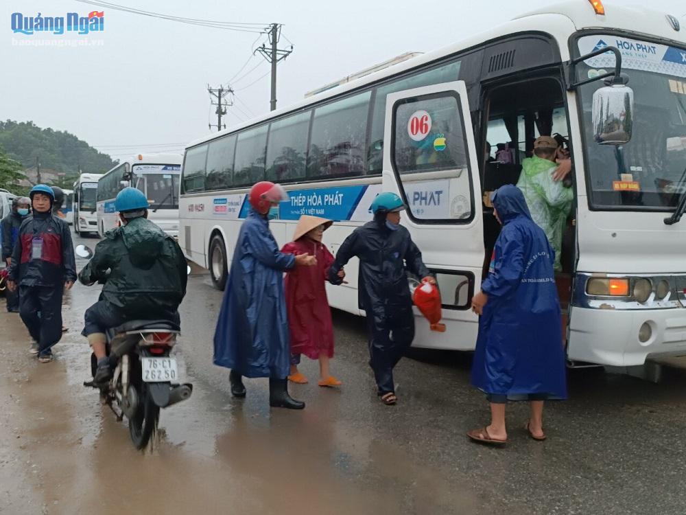 Thép Hòa Phát đón 1.500 người dân tránh trú bão an toàn