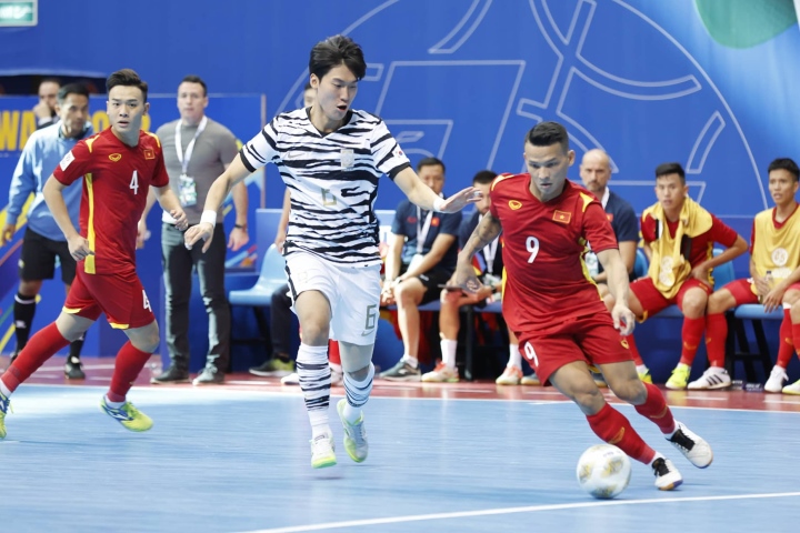 Thắng đậm Hàn Quốc, tuyển Việt Nam đứng đầu bảng D Futsal châu Á 2022