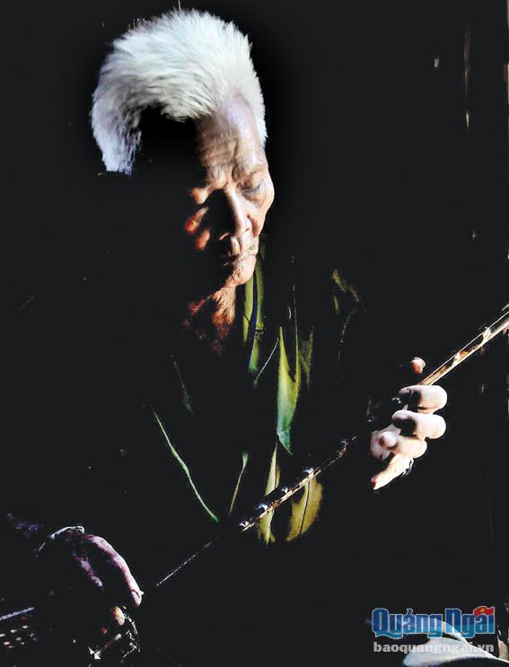  Nghệ nhân ưu tú Đinh Ka La  chơi đàn ra-uốt.  