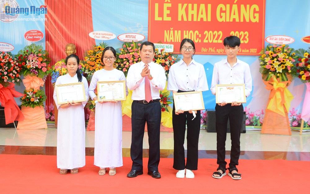 Chủ tịch UBND tỉnh Đặng Văn Minh trao thưởng cho học sinh đạt thành tích cao trong Kỳ thi tốt nghiệp THPT.