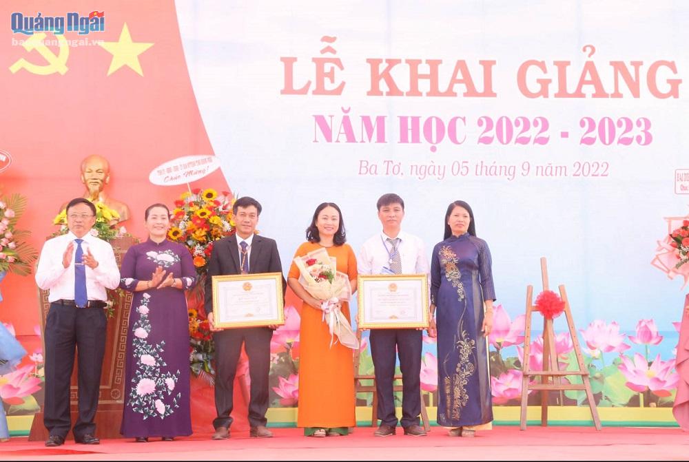 Phó Bí thư Tỉnh ủy Đinh Thị Hồng Minh, cùng lãnh đạo Sở GD&ĐT và UBND huyện Ba Tơ trao Bằng công nhận “Tập thể lao động xuất sắc năm học 2021 - 2022” và Bằng khen “Hoàn thành xuất sắc nhiệm vụ năm học 2021 - 2022 cho tập thể nhà trường.