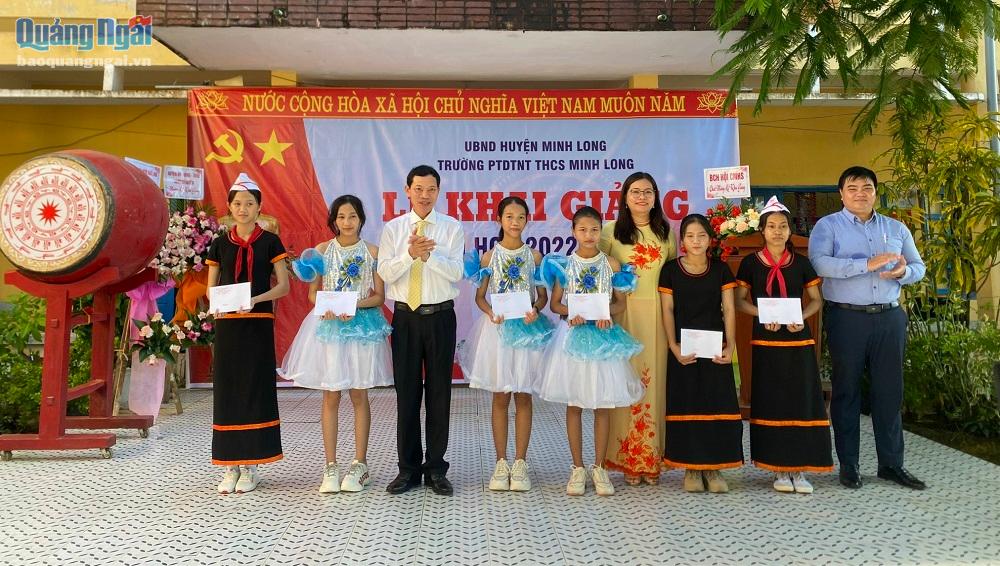 Trưởng ban Dân vận Tỉnh Uỷ, Chủ tịch Ủy ban MTTQ việt Nam tỉnh Võ Thanh An tặng học bổng cho học sinh có hoàn cảnh khó khăn.