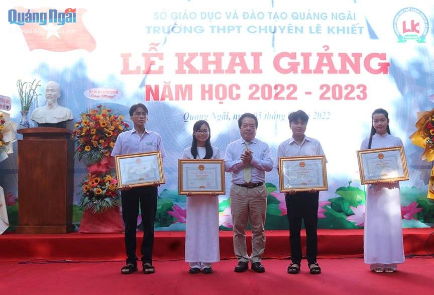 Phó Chủ tịch UBND tỉnh Võ Phiên tặng Bằng khen của UBND tỉnh cho học sinh đoạt giải Khuyến khích trong kỳ thi chọn học sinh giỏi quốc gia năm học 2021 – 2022.