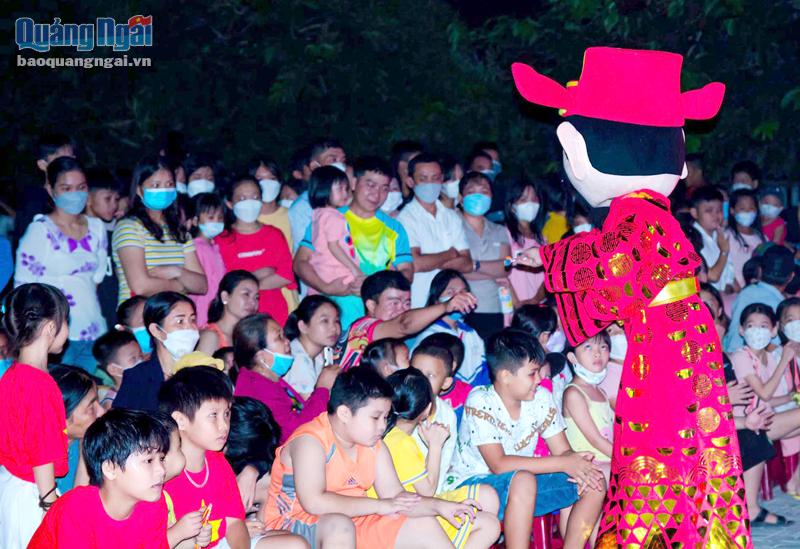 Các em nhỏ ở xã Bình Trung (Bình Sơn) được Nhóm Từ thiện yêu thương tổ chức đố vui, tặng quà nhân dịp tết Trung thu. ẢNH: HẢI CHÂU