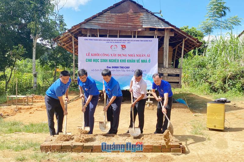 Chi đoàn Cơ quan Tỉnh đoàn tổ chức lễ khởi công xây dựng nhà nhân ái cho gia đình em Đinh Thị Cau, ở xã Sơn Dung (Sơn Tây).