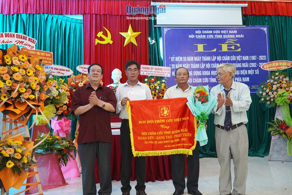 Trung ương Hội Châm cứu Việt Nam trao cờ thi đua đơn vị dẫn đầu toàn quốc cho Hội Châm cứu tỉnh Quảng Ngãi. 