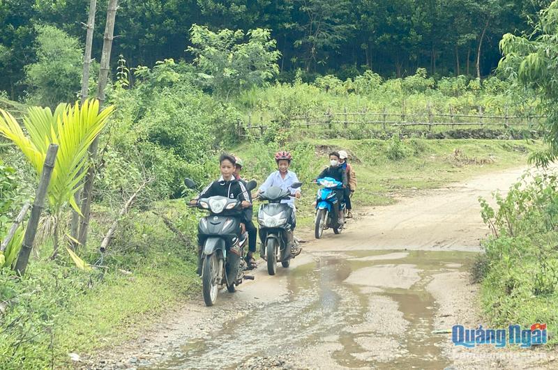  Nhiều học sinh tại huyện Sơn Hà điều khiển xe máy nhưng không đội mũ bảo hiểm.