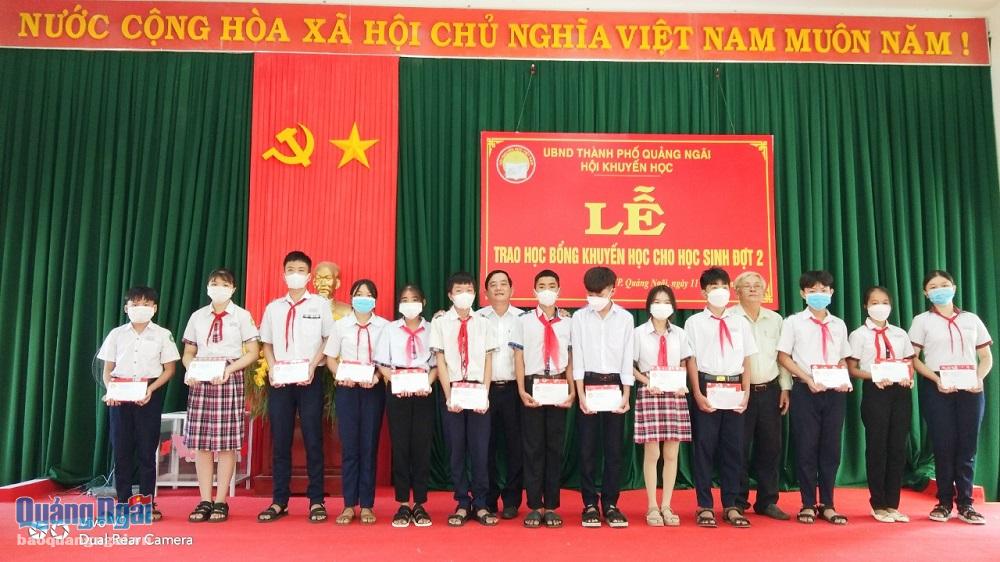 Hội Khuyến học TP.Quảng Ngãi trao học bổng cho các em học sinh.