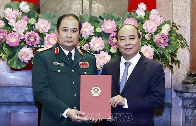 Chủ tịch nước Nguyễn Xuân Phúc trao Quyết định thăng quân hàm Thượng tướng cho đồng chí Phùng Sĩ Tấn. Ảnh: TTXVN