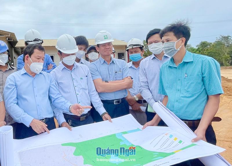 Chủ tịch UBND tỉnh Đặng Văn Minh (bên trái) kiểm tra thực tế một số dự án trên địa bàn KKT Dung Quất.
